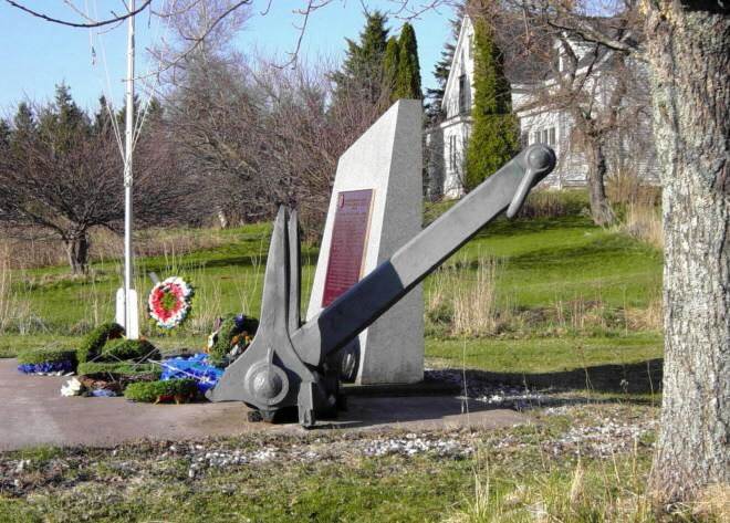 Nova Scotia, Pictou Landing: Admiral Leonard Murray monument