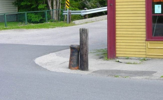 Nova Scotia, Bear River: cast iron cannon -3