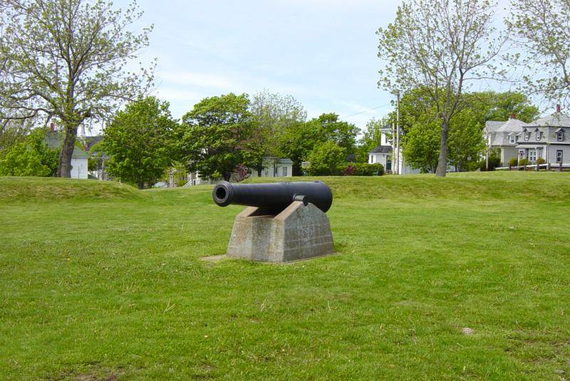 Lunenburg: Blockhouse Hill cast iron cannon