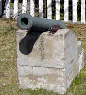 Chester: war memorial monument, north cannon