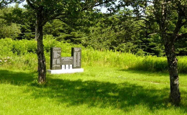 Cross Roads Country Harbour: war memorial