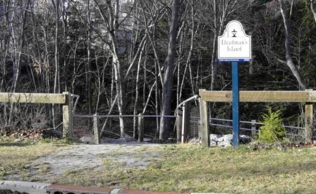 Halifax: Pinehaven Drive, entrance to Deadman's Island -7