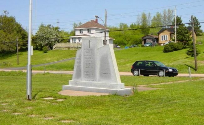 Maccan: war memorial monument -6