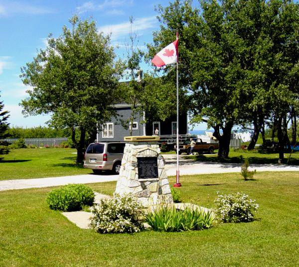 New Victoria, Nova Scotia: war memorial monument