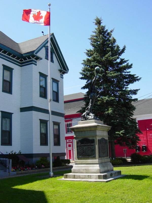 Liverpool, Nova Scotia: Queens County war memorial monument, east and north faces
