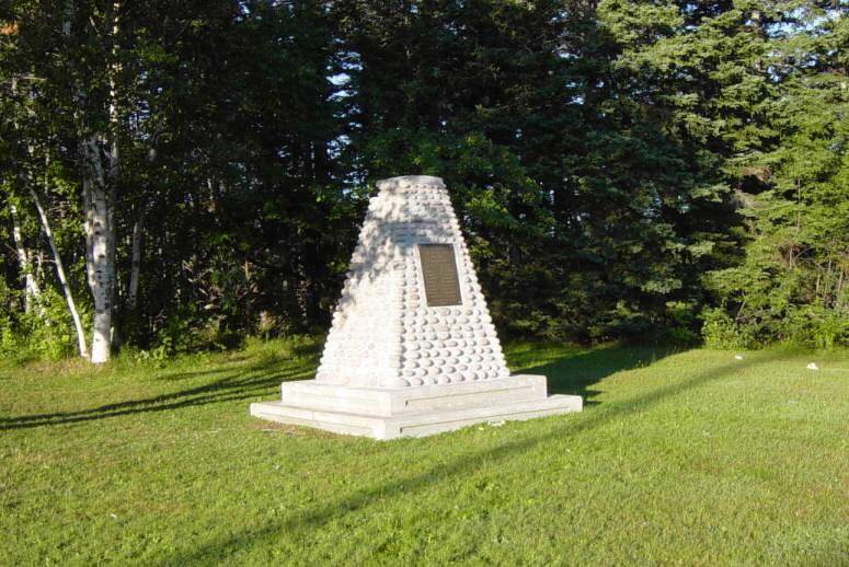 South Harbour: war memorial monument