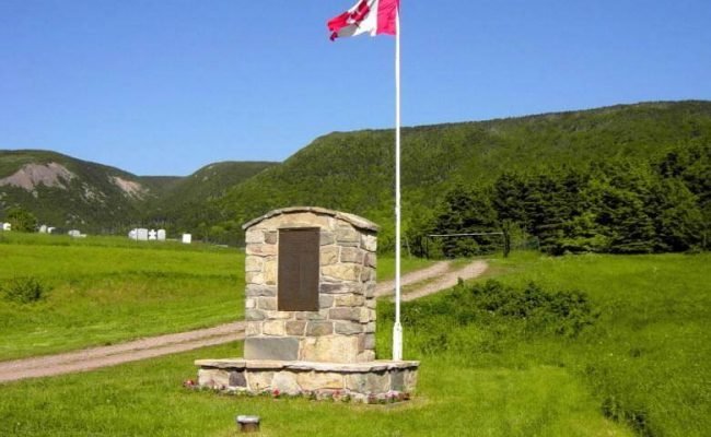 St. Margarets Village: war memorial monument -1