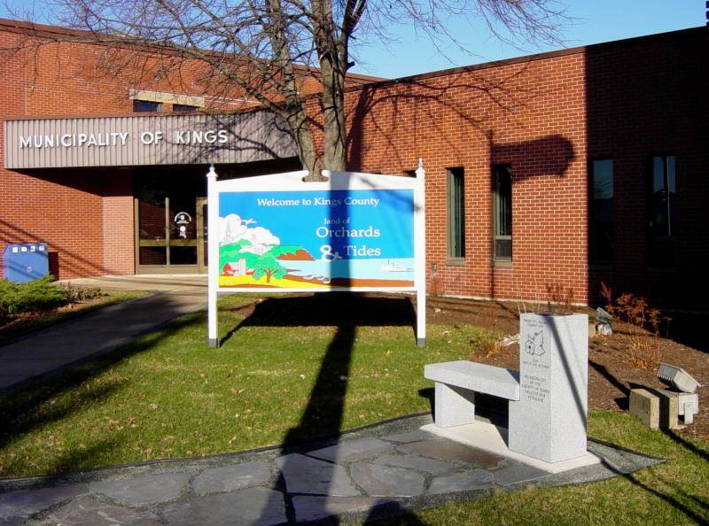 Nova Scotia, Kentville: Veterans Memorial Bench and Sundial