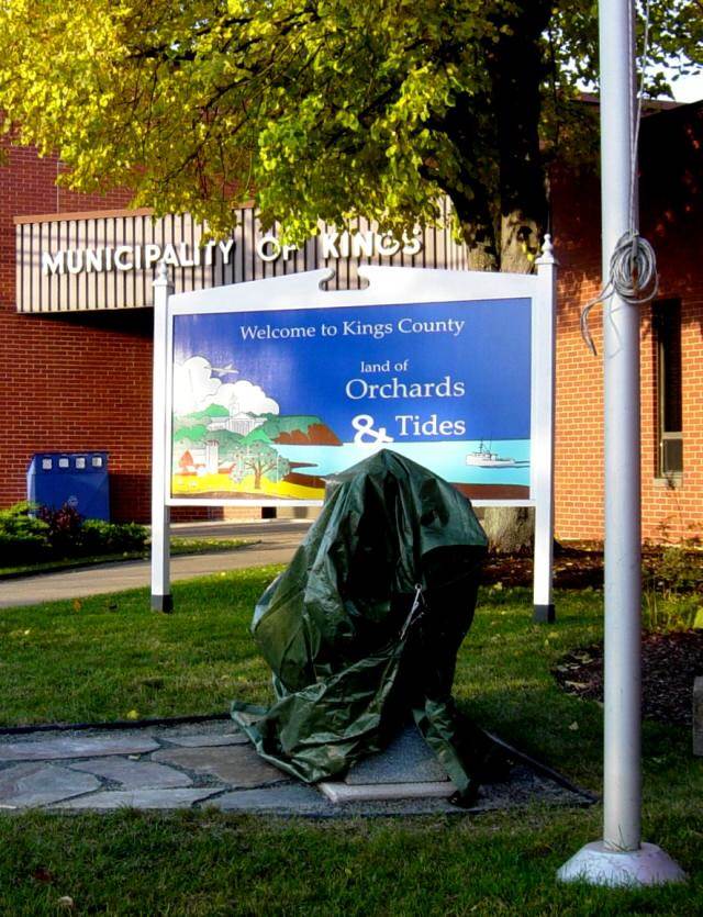 Nova Scotia, Kentville: Veterans Memorial Bench and Sundial