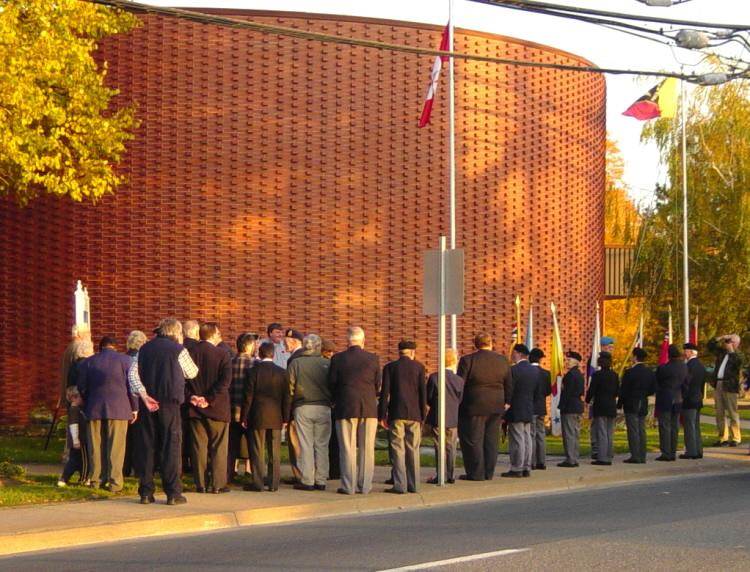 Nova Scotia, Kentville: Veterans Memorial Bench and Sundial