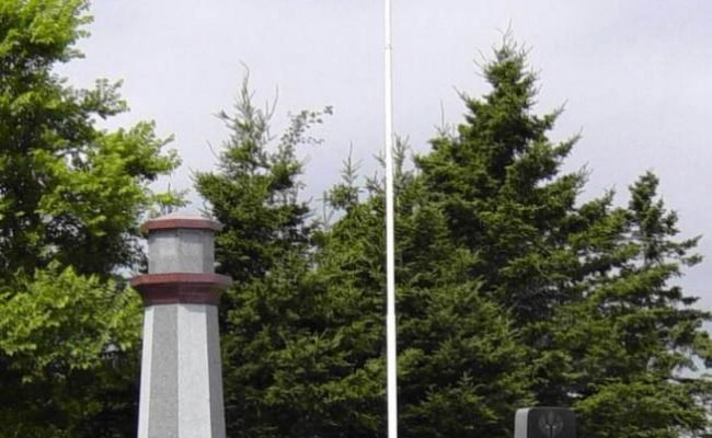 Woods Harbour: fisherman's memorial with war memorial -10